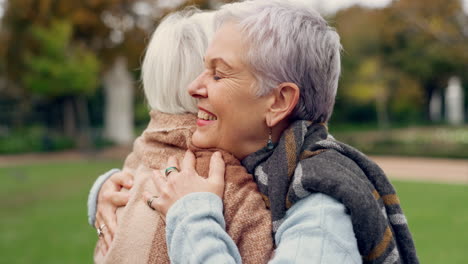 amor, conexión y abrazos de mujeres mayores