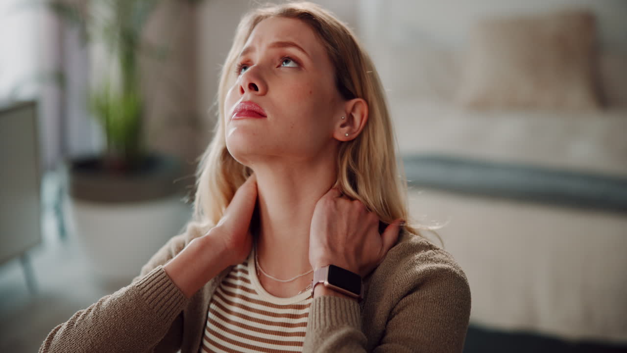 mujer que sufre de dolor de cuello