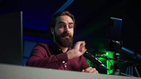 creador de contenido asmr usando micrófono de calidad y teléfono móvil en trípode, primer plano