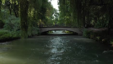 Wasserfälle-Im-Englischen-Garten-München-Deutschland-Antenne---Drohne-Fliegt-über-Der-Isar