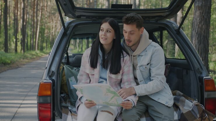 Coppia che pianifica un viaggio on the road nel bosco