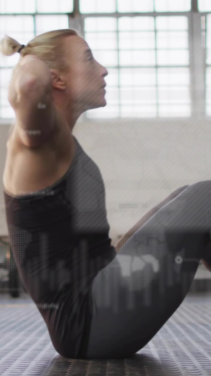 Video verticale: Donna che inizia a fare crunch da seduta su un tappetino, allenando il core con grafici di fitness che appaiono.