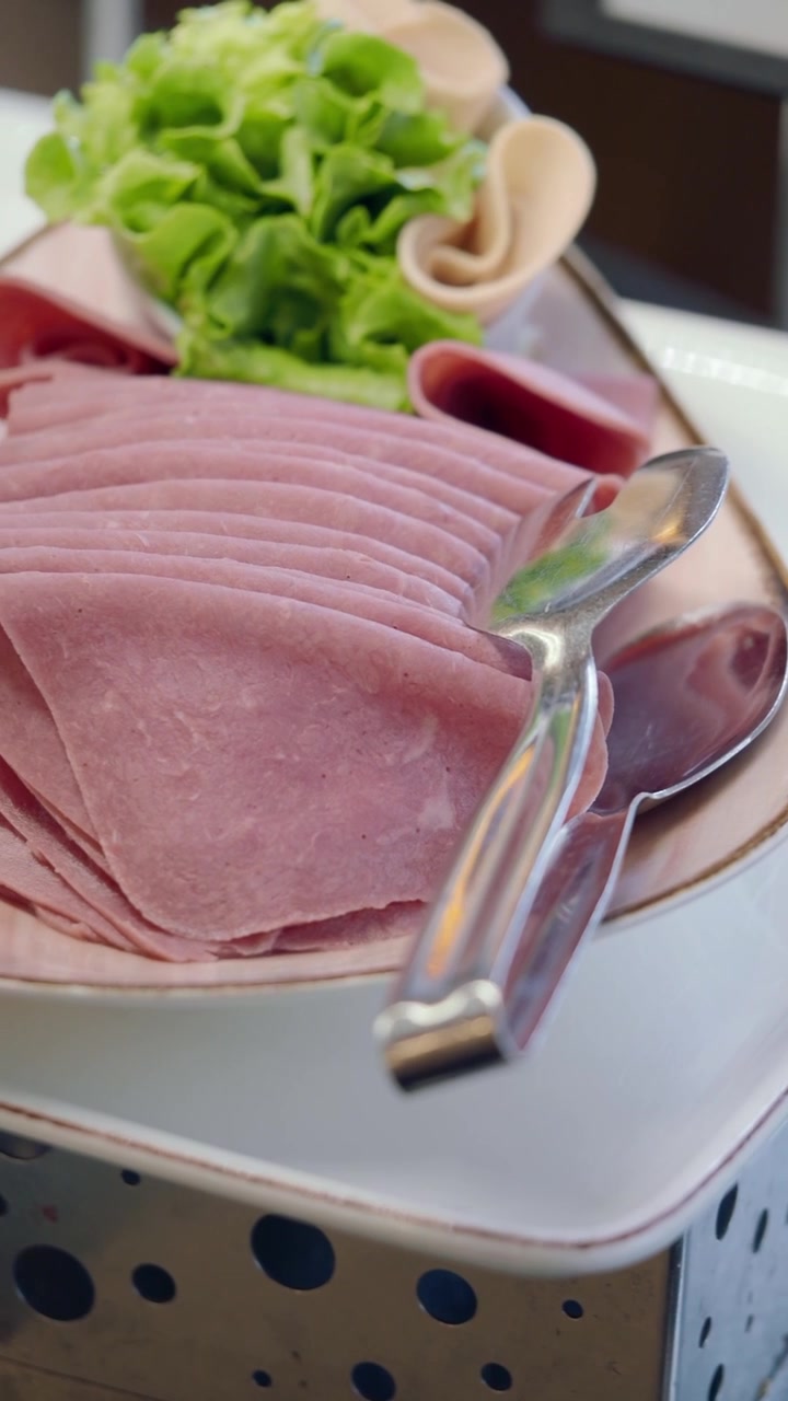 Affettati freschi e lattuga su un piatto da buffet