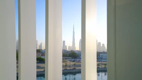 Blick-Auf-Den-Dubai-Kanal-Und-Die-Skyline-Aus-Dem-Fenster-–-Weitwinkelaufnahme