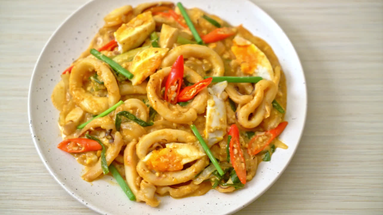 calamar o pulpo salteado con huevo salado - estilo de comida asiática