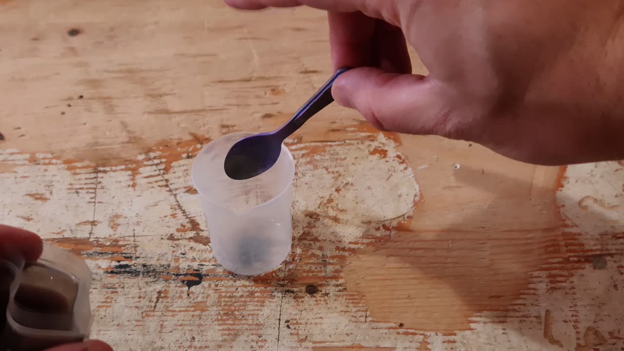 medir la cantidad correcta de epoxi y polvo de pigmento para hacer arte moderno fino
