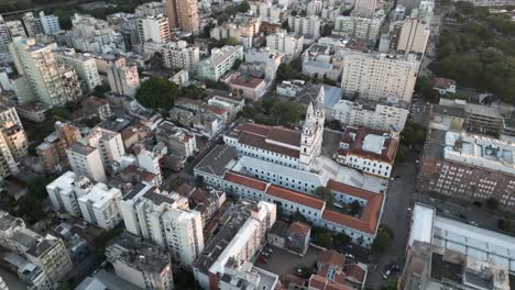 vuela sobre la basílica de nuestra señora de los dolores, nuestra señora das dores, en porto alegre, brasil