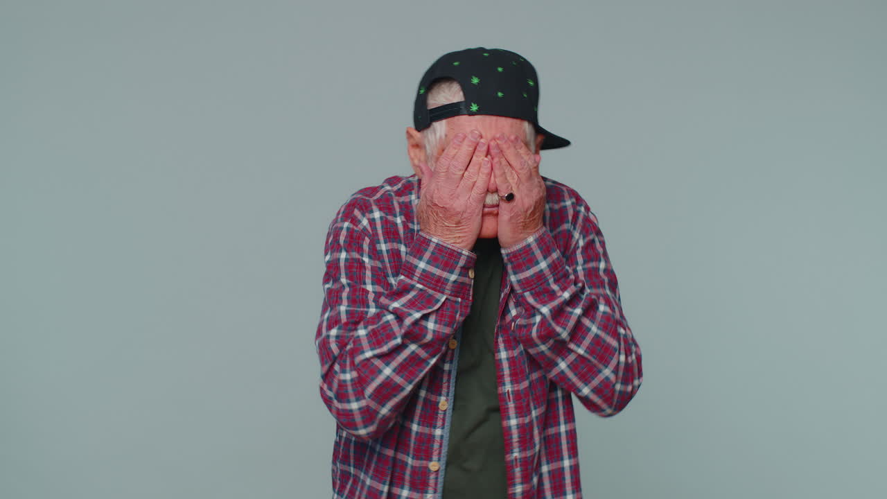 눈을 감고 손을 보이는 시니어, 멈추는 제스처, 혼란스럽고 부끄럽고, 보는 것을 두려워하고, 부끄러워하며, 부끄럽습니다.