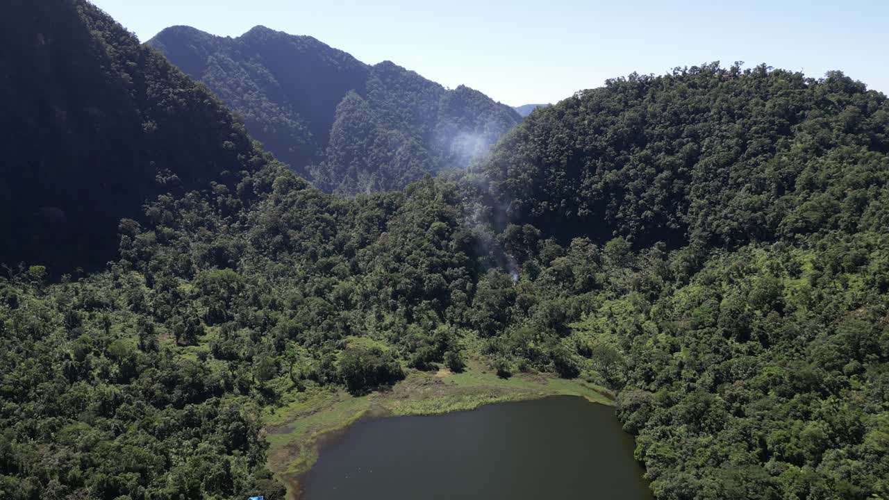 isla volcánica de anjouan en las islas comoras, avión no tripulado vuela alrededor de las montañas del valle verde jungla y selva tropical en mt