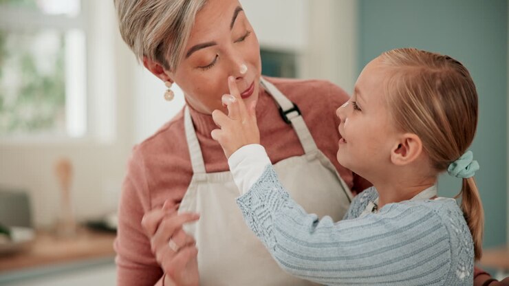 Spielen, Mehl oder Mädchen backt mit Mutter in der Küche