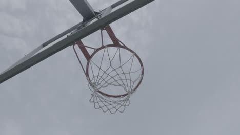 El-Rebote-De-La-Pelota-De-Baloncesto-Del-Tablero-Casi-Pierde-Un-Gol-En-Cámara-Lenta-En-Un-Registro-De-Día-Nublado