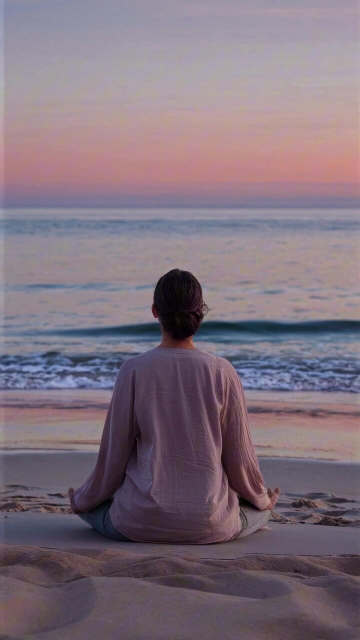Donna in meditazione in posizione del loto sulla spiaggia al tramonto