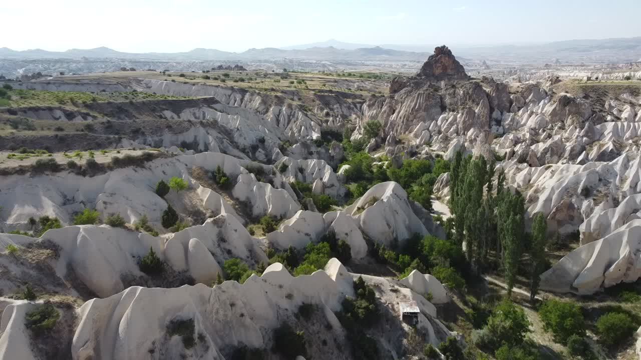 레드 로즈 리 (red rose valley) 와 메스켄디르 (meskendir) 리, 그 산책 경로, 나무, 소나무, 인상적인 바위 형성 가운데의 드론 뷰, 카파도키아, 터키
