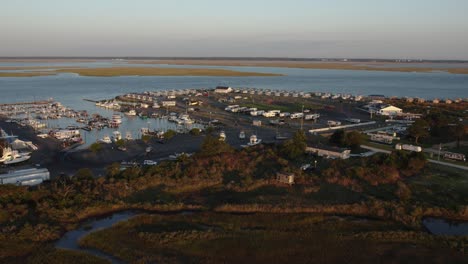 항구와 주차장은 선박으로 가득 차 있습니다 해가 지는 동안 chincoteague 섬의 습지 가장자리에서 버지니아, 느린 동작