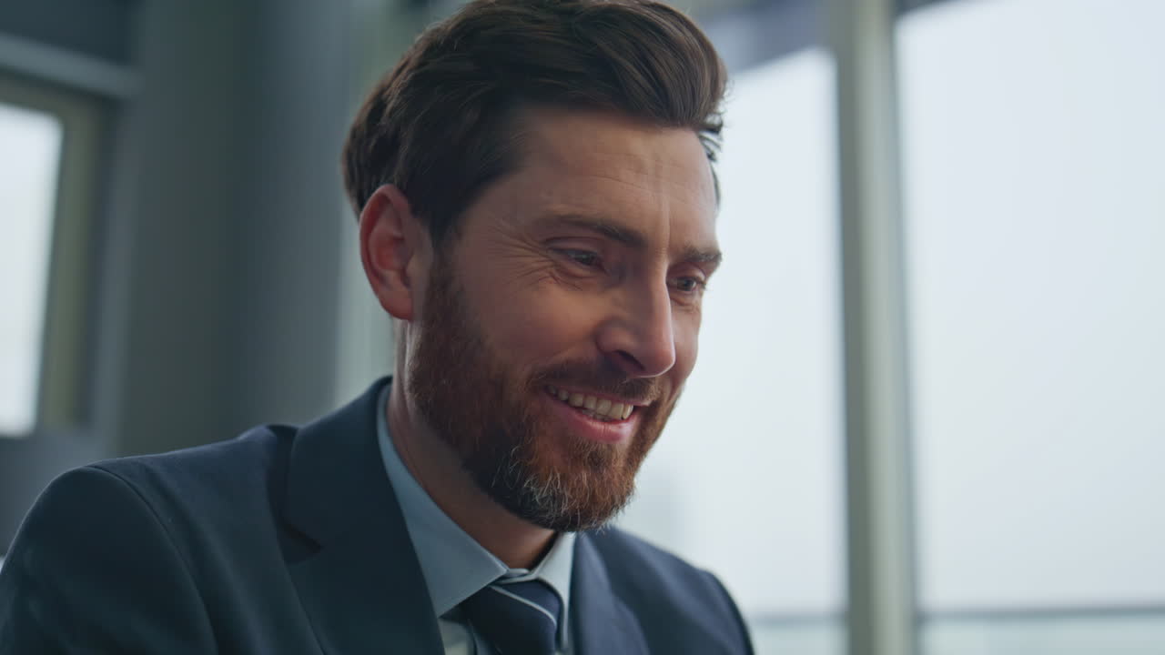 un hombre feliz trabajando en una oficina de cityscape. un hombre leyendo documentos.