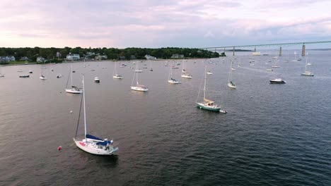 Luftaufnahme-Einer-Reihe-Von-Segelbooten-In-Der-Bucht-Von-Jamestown,-Rhode-Island