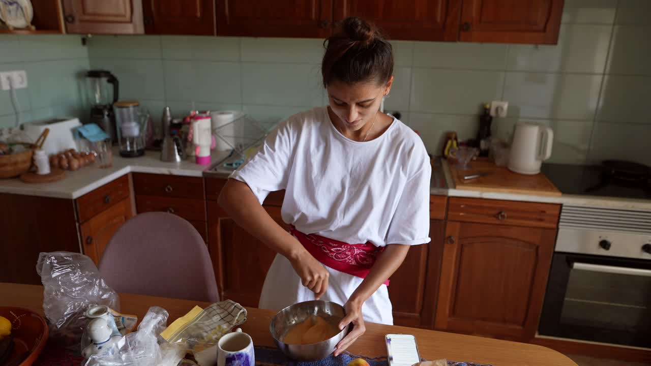 mujer preparando comida en la cocina