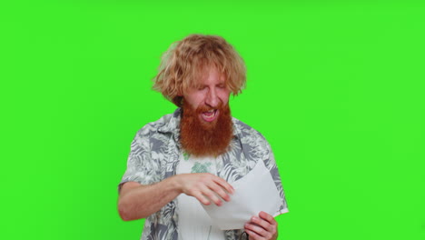 hombre reaccionando a las buenas noticias en una carta