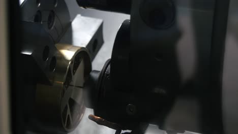 máquina de torno cnc en acción