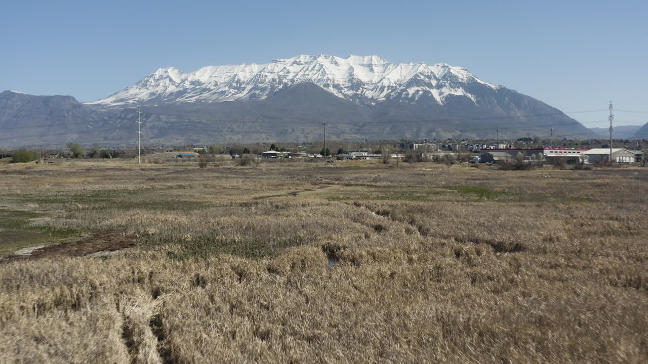 toma de drones del área de humedales de powell slough con montañas nevadas en el horizonte
