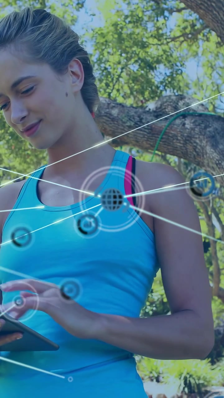 Video verticale: Donna che tocca un tablet sotto un albero, animando anelli AR che si centrano sul busto e si espandono per la tecnologia.