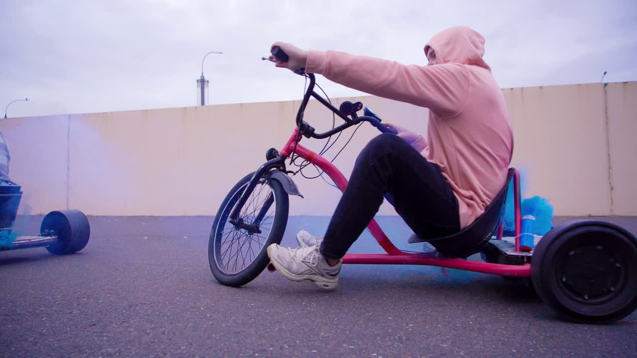 Vivi l'emozione di emozionanti gare di drifting complete di effetti di fumo colorati nell'aria