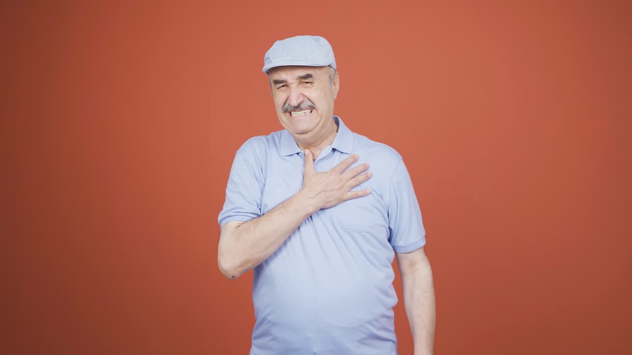 ⁇ 은이가 카메라에 화를 내고 있어