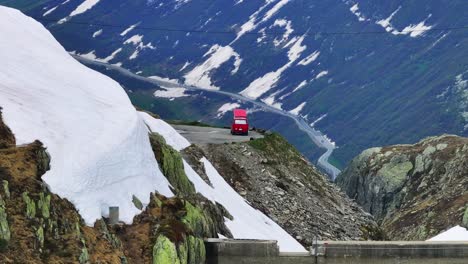 Ein-Isolierter-Roter-Wohnmobil-Hielt-Am-Aussichtspunkt-Einer-Kurvenreichen-Bergstraße-Am-Grimselpass-In-Der-Schweiz-An