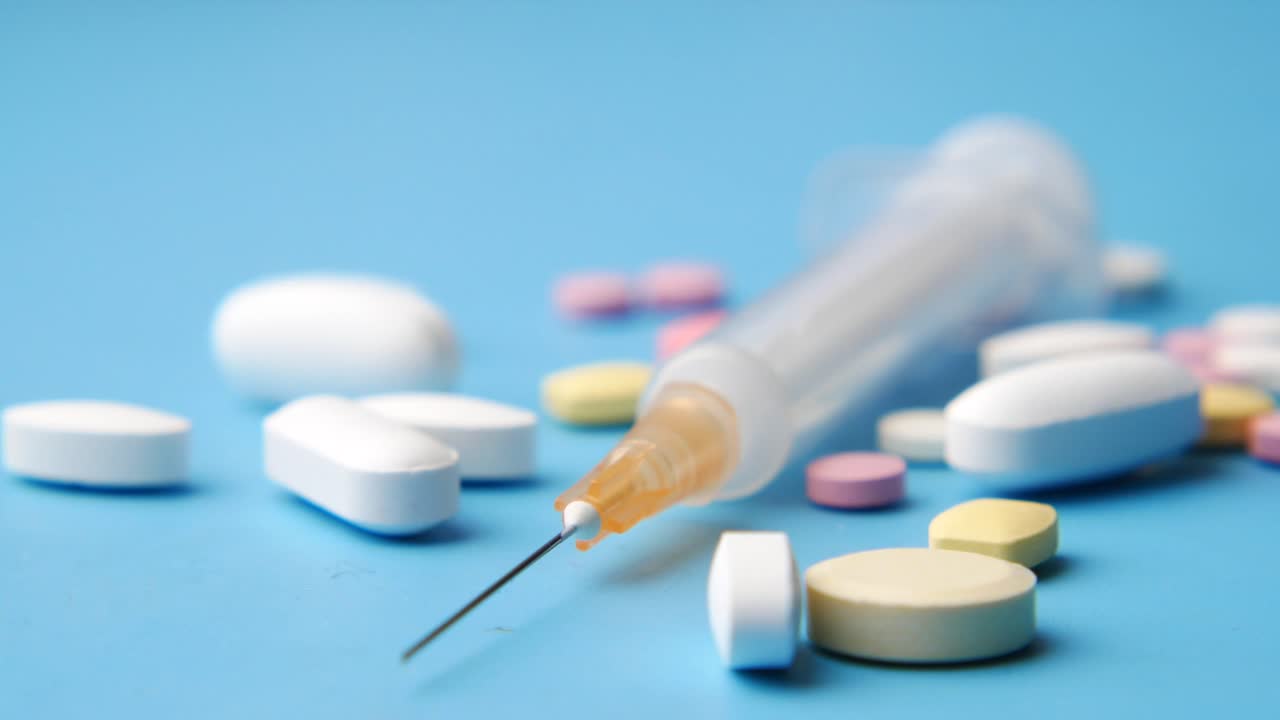 주사기 및 각종 알약