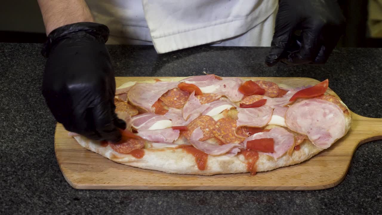 Lo chef prepara una deliziosa pizza