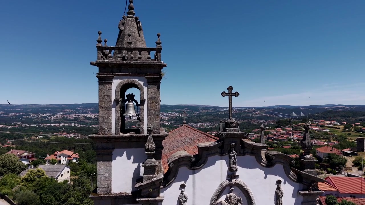 Luftfoto - Igreja de São Tiago Mondrões Vila Real klokketårn og udskåret granitfacade