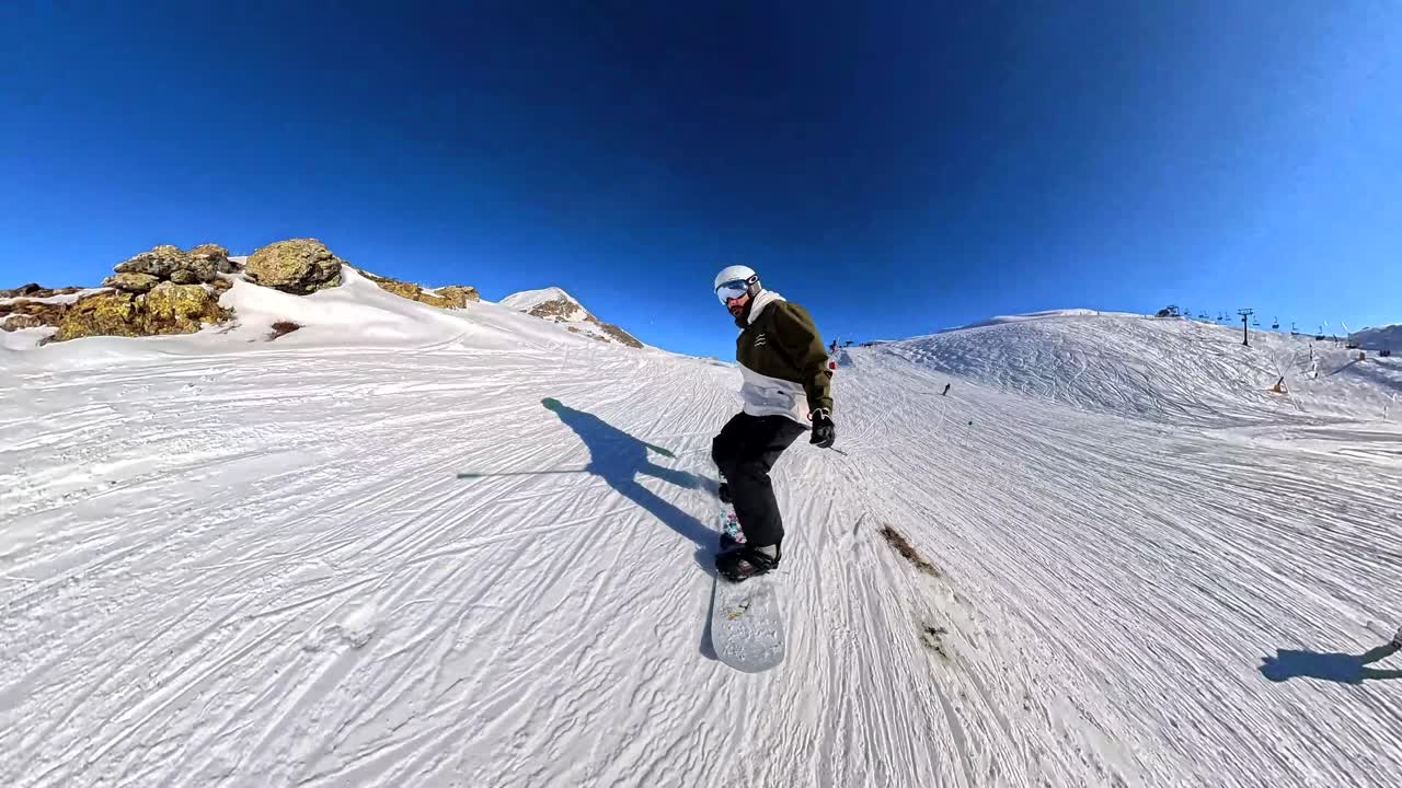 Snowboard in una giornata di sole in montagna