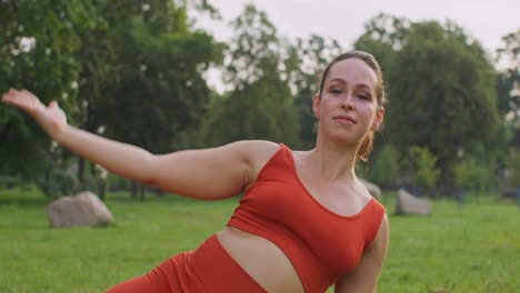 mujer practicando yoga al aire libre