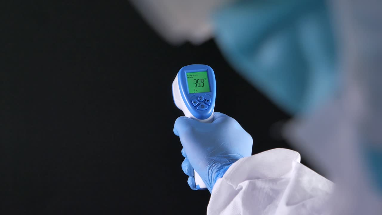 접촉하지 않는 온도계로 체온을 확인합니다.