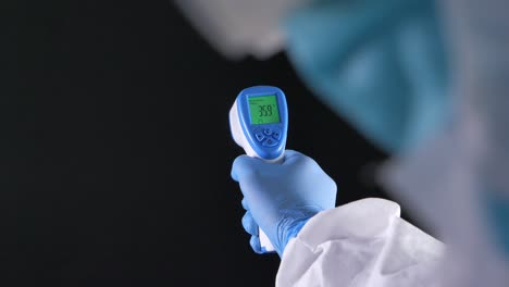 comprobar la temperatura corporal con un termómetro sin contacto