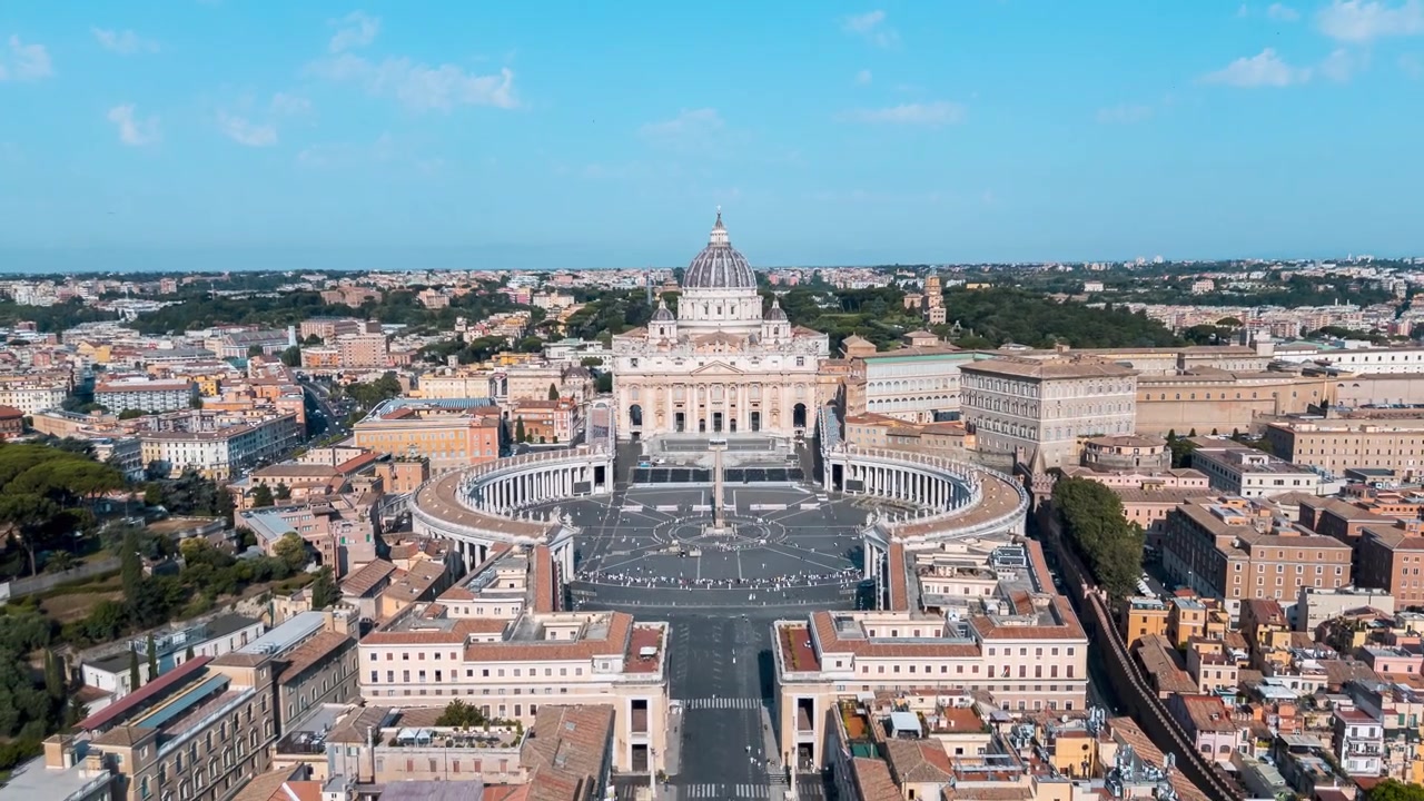 Un ampio sorvolo di drone rivela Piazza San Pietro, la Basilica di San Pietro e i tetti circostanti della Città del Vaticano in pieno giorno