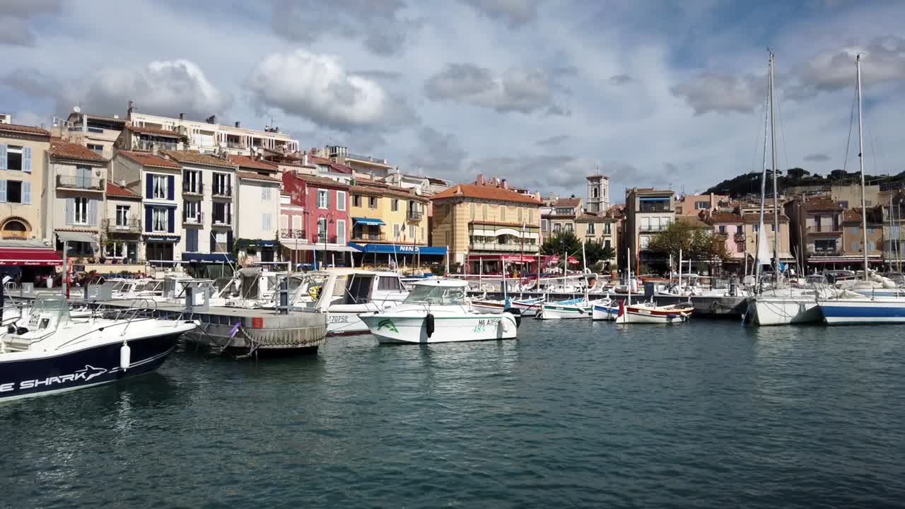 puerto de cassis barbor con barcos y edificios en un día de cielo azul