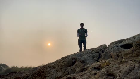 hombre haciendo ejercicio al aire libre, corriendo en el lugar al atardecer, estático, cámara lenta