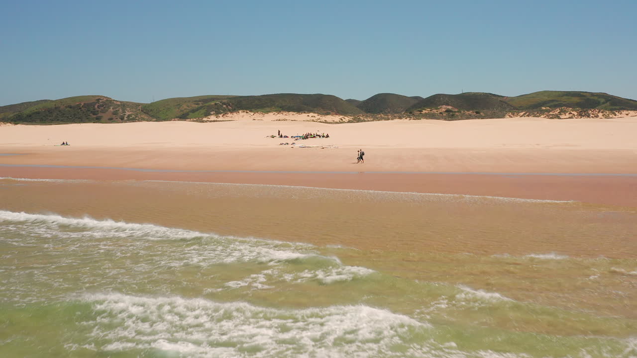 항공: 포르투갈 알가르베의 보르데이라 해변 서핑