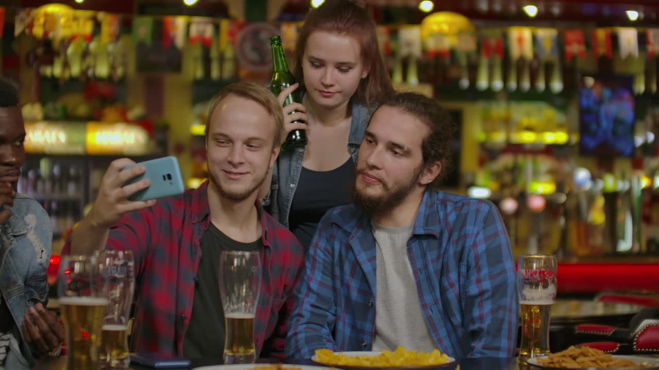 Amici felici che si fanno un selfie al ristorante o al bar.