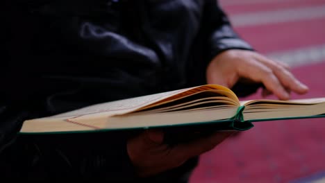 leyendo el libro sagrado musulmán el corán en una mezquita