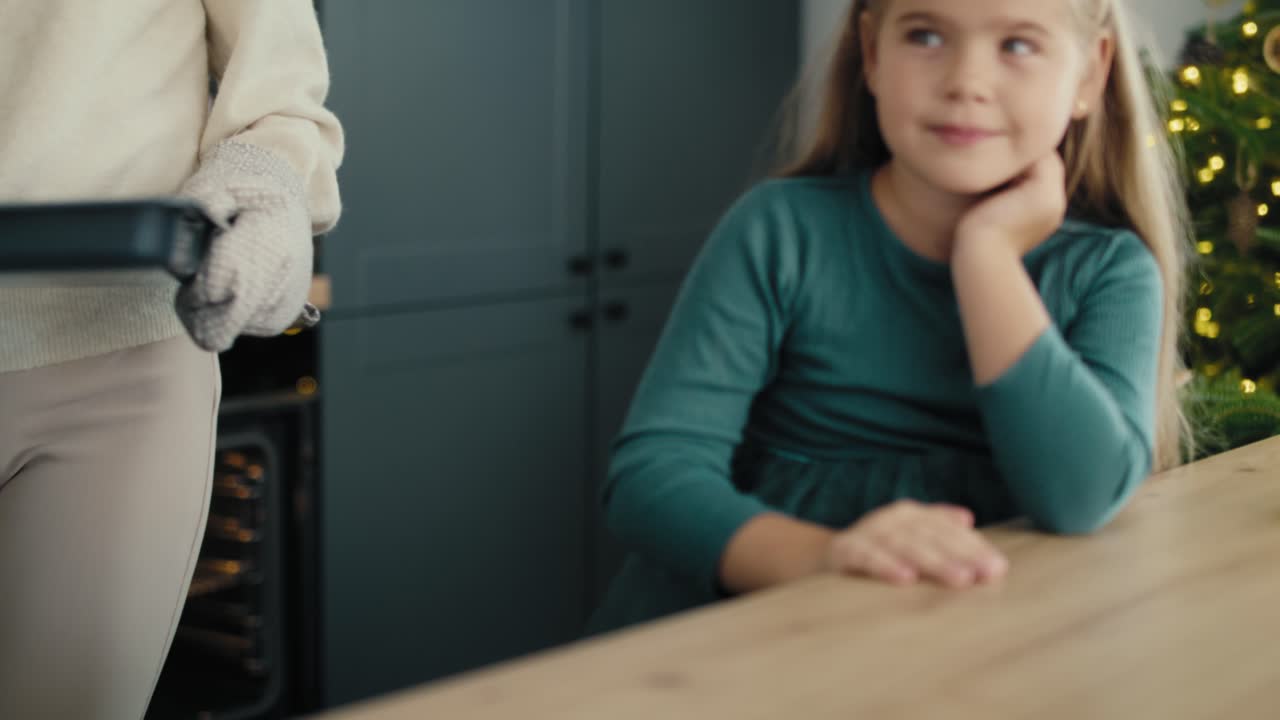 백인 어머니와 딸이 크리스마스 장식용으로 말린 과일을 준비하고 있습니다.