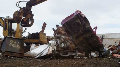 máquina de excavadora que se opera en el depósito de chatarra 4k