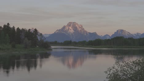 Toma-Manual-De-La-Luz-Del-Amanecer-En-Las-Caras-De-Las-Montañas-En-El-Oeste-De-Wyoming