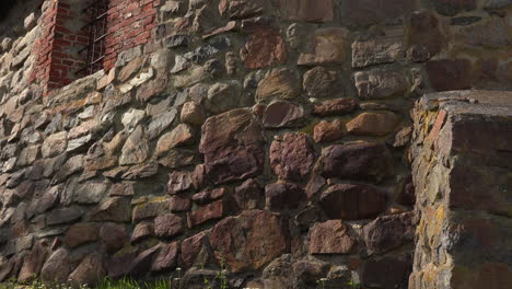 Una-Vista-De-Un-Muro-De-Piedra-Colorido-E-Interesante-De-Una-Antigua-Y-Antigua-Fortaleza-Korela-Ahora-Un-Museo-En-Rusia