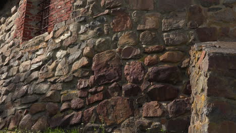 una vista de un muro de piedra colorido e interesante de una antigua y antigua fortaleza korela ahora un museo en rusia