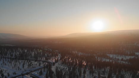 Fliegen-Sie-über-Einen-Pinienwald,-Sehen-Sie-Ein-Skigebiet-Und-Ein-Gebiet-Mit-Hütten