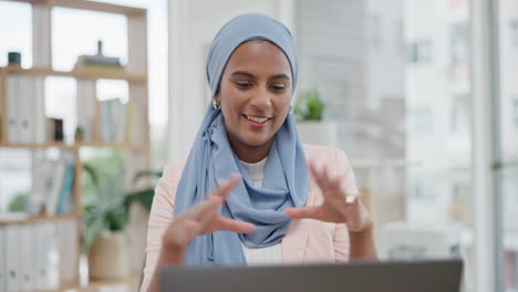 Mujer-De-Negocios,-Laptop-Y-Saludo-En-Video