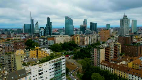 video de drones aéreos de 4k de edificios de apartamentos de gran altura y rascacielos modernos en el centro de milán, italia en un día de verano