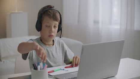 Un-Niño-Travieso-Está-Chateando-En-Línea-Con-Una-Computadora-Portátil.-Un-Niño-Activo-Y-Positivo-Sentado-En-Casa-Los-Fines-De-Semana.